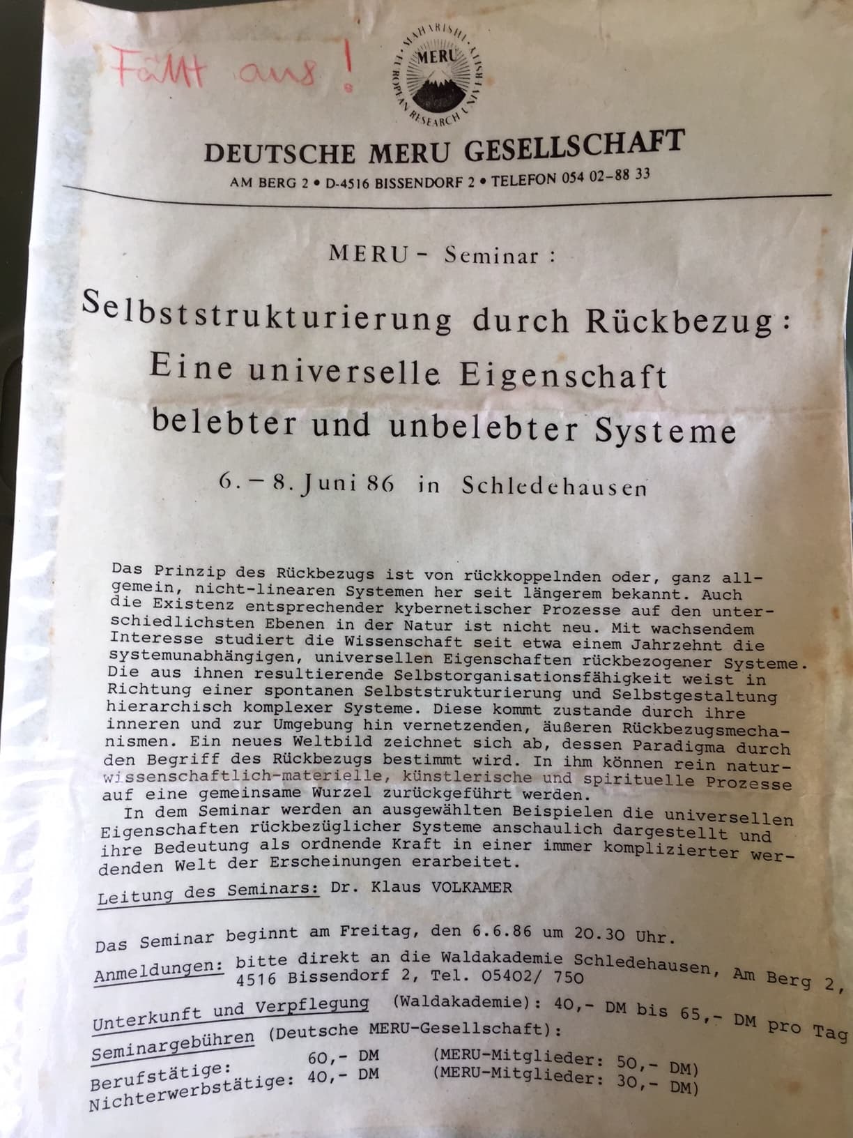 Foto eines vergilbten, maschinengeschriebenen Seminarblatts der Deutschen MERU-Gesellschaft zum Thema «Selbststrukturierung durch Rückbezug», oben handschriftlich in Rot «Fällt aus!»